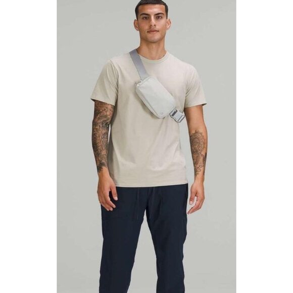 NWT Lululemon Everywhere 1L Gray Adjustable Crossbody Bag / Waist Fanny Pack O/S - Picture 3 of 11